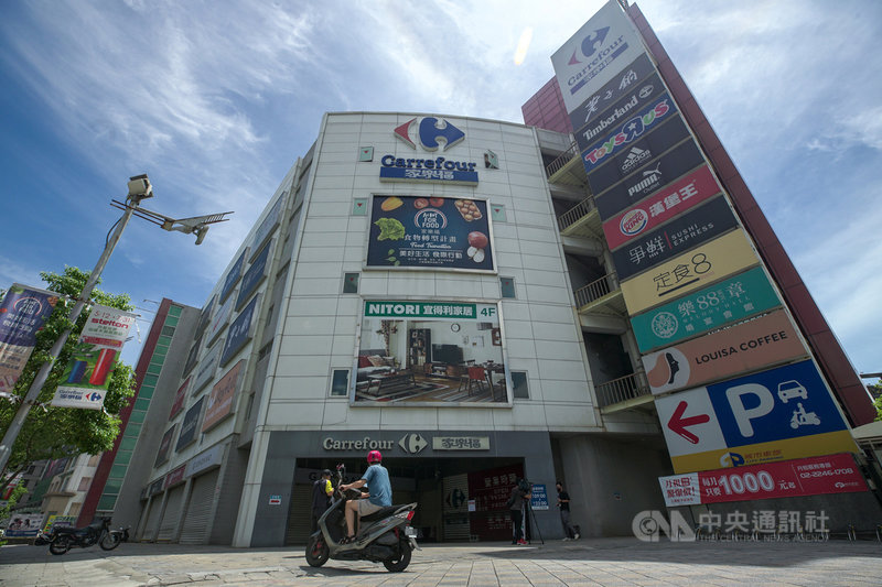 繼好市多內湖店、IKEA內湖店因有確診者足跡停業消毒後,家樂福15日晚間也接獲台北市衛生局通知,確診者曾到訪內湖店,16日停業1天。圖為民眾16日騎車到家樂福內湖店採買,到門口才發現暫停營業。中央社記者裴禛攝 110年7月16日