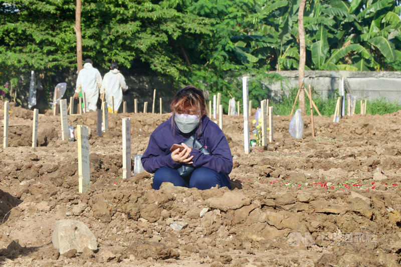印尼單日連續3天破5萬例,16日創下單日死亡1205人最高紀錄。圖為印尼民眾10日在羅羅坦墓園追思親人。中央社記者石秀娟雅加達攝 110年7月16日
