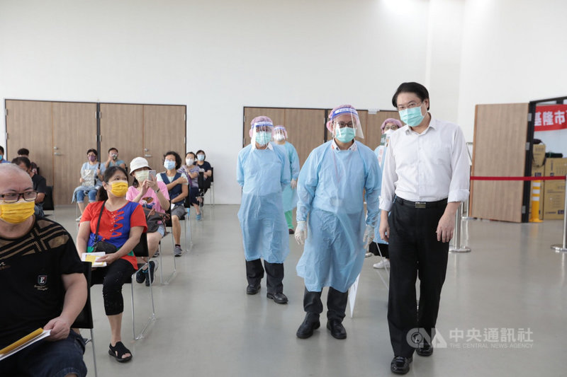 中央「疫苗接種預約平台」預約接種疫苗16日起施打,基隆市長林右昌(右前)前往設在台灣港務公司基隆港務分公司的施打站視察,感謝市民配合施打。(基隆市政府提供)中央社記者沈如峰基隆傳真 110年7月16日