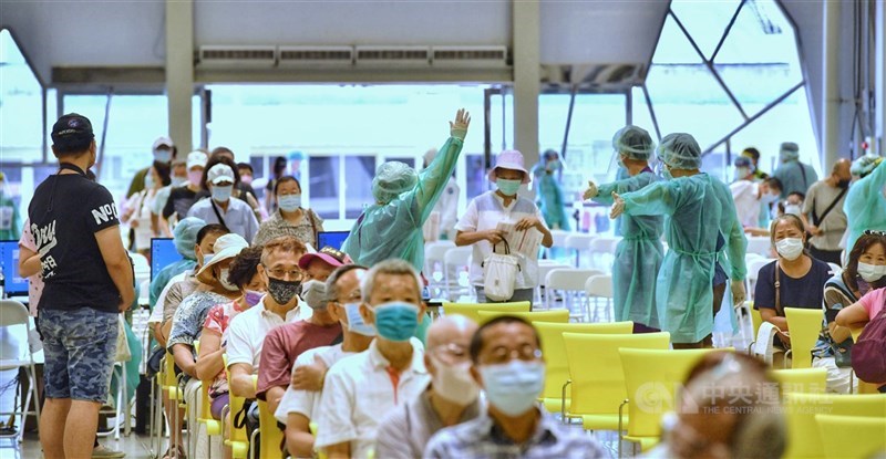 中央流行疫情指揮中心統計,15日全台接種24萬2274人次,為單日次高,接種劑次人口比達到19.6%。圖為台北市花博爭艷館作為大型接種站15日現場秩序良好。中央社記者王飛華攝 110年7月15日
