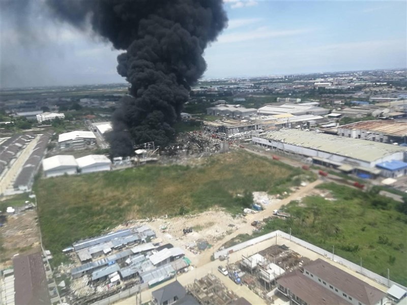 台資企業明諦化學公司5日發生大爆炸,毀損周邊房舍,影響約8萬名民眾。(泰國陸軍提供)