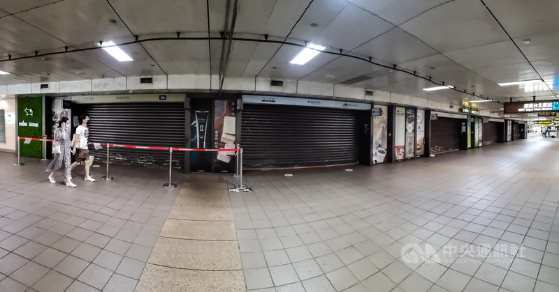 台北市政府16日指出,台北車站地下街K區等區已累計5 確診,多間店家拉下鐵捲門暫停營業。中央社記者鄭清元攝 110年7月16日