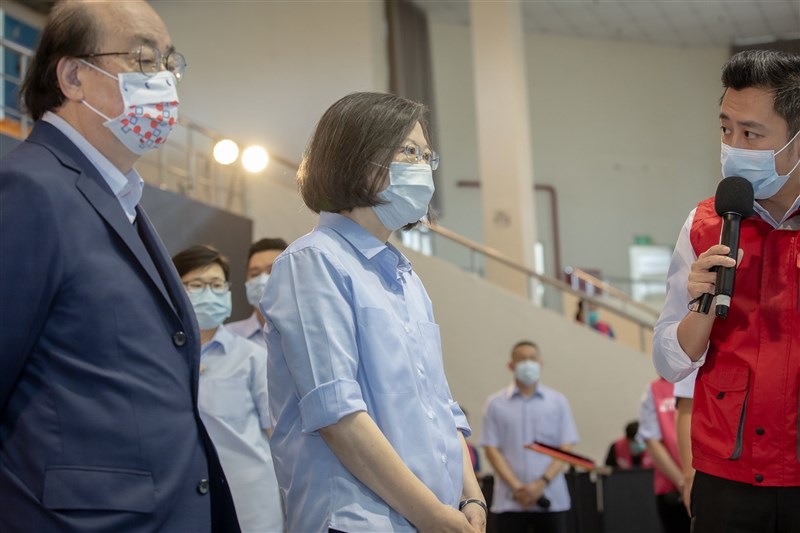 總統蔡英文(前中)16日視察新竹市疫苗施打狀況,稱讚市長林智堅(前右)短時間創造出新竹模式。圖左為立委柯建銘。(總統府提供)
