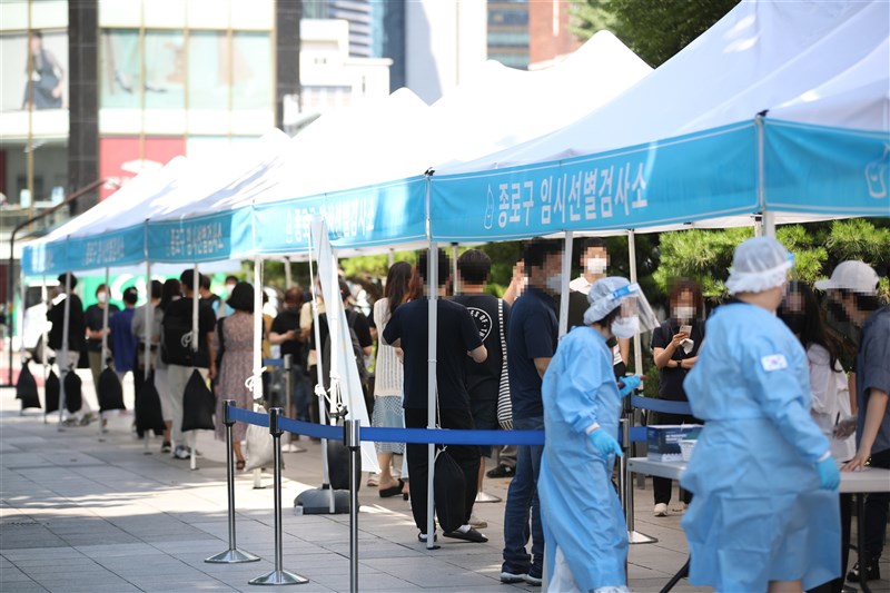 韓國中央政府為避免COVID-19疫情擴散,16日要求各地方研擬全面禁止5人以上聚會。圖為16日首爾民眾等待採檢。(韓聯社)