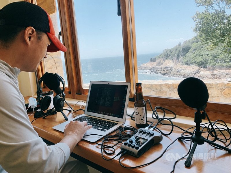首部以馬祖為主題的Podcast節目上線,自主經營節目的傅承緯(圖)在定居的津沙聚落錄音,希望用新方式帶領聽眾認識不同的馬祖。(傅承緯提供)中央社記者邱筠馬祖傳真 110年7月17日