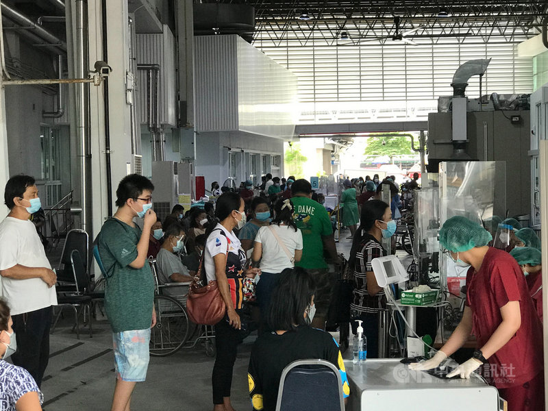 泰國17日宣布新增1萬82個2019冠狀病毒疾病(COVID-19)確診案例,141人死亡,單日新增確診人數以及死亡人數都創下新高。圖為曼谷一處醫院外擠滿檢測人潮。中央社記者呂欣憓曼谷攝 110年7月17日