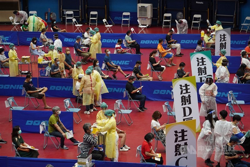 亞太經濟合作會議非正式領袖閉門會議發布聲明,呼籲加速疫苗公平分配、擴大疫苗製造及共享。圖為高雄民眾16日前往五甲國小體育館大型接種站施打疫苗。中央社記者董俊志攝 110年7月16日