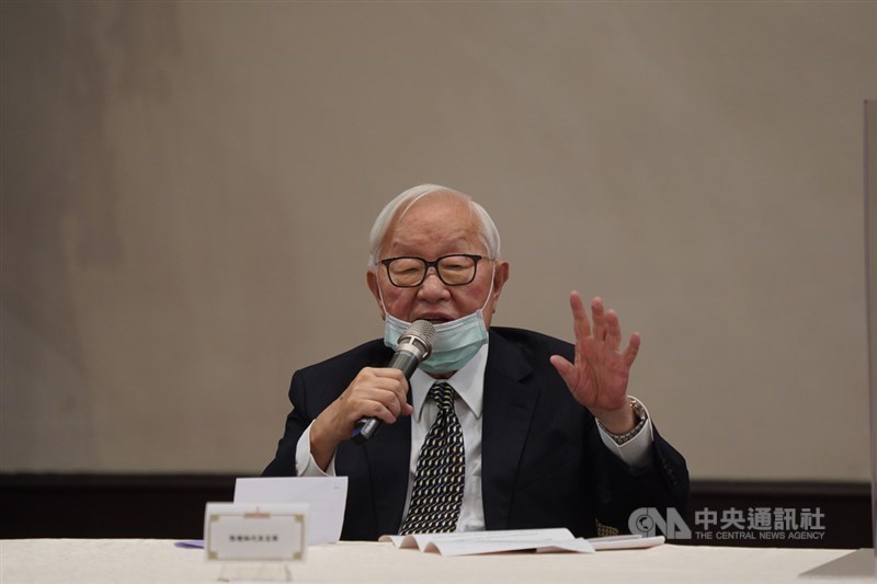 2021年亞太經濟合作會議(APEC)主辦國紐西蘭16日晚間針對COVID-19疫情召開非正式領袖視訊會議,台積電創辦人張忠謀(圖)第4度代表總統蔡英文與會,會後在總統府線上記者會說明會議內容。中央社記者徐肇昌攝 110年7月16日