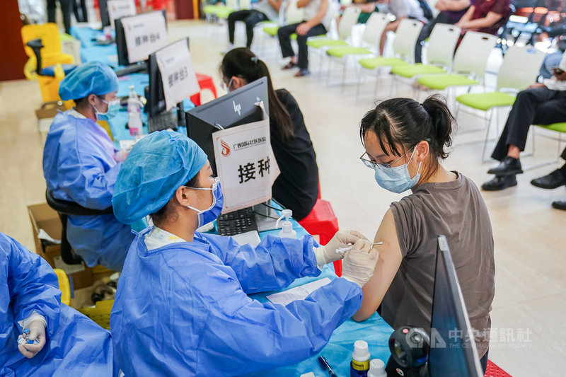 中國當局批准國產COVID-19疫苗在3至17歲緊急使用後多地啟動未成年人分階段接種疫苗。圖為17日,廣西南寧的一個社區接種點,為15至17歲青少年接種疫苗。(中新社提供)中央社 110年7月17日