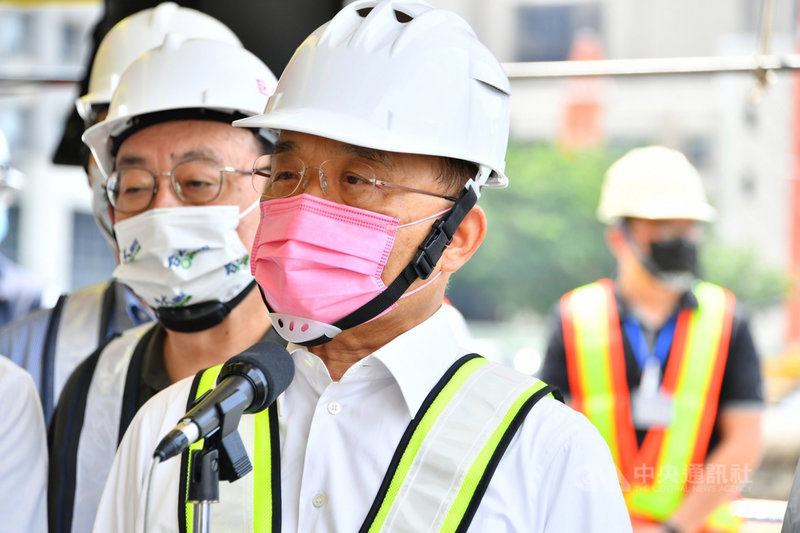 行政院長蘇貞昌(中)17日視察竹北嘉豐國小新建工程。(行政院提供)中央社記者賴于榛傳真 110年7月17日