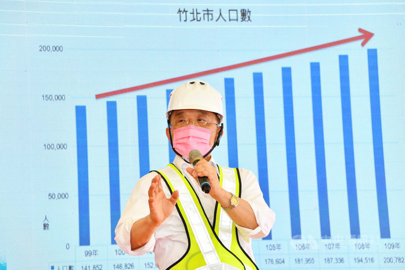 行政院長蘇貞昌17日視察竹北嘉豐國小新建工程時表示,開學日之前,會讓所有照顧孩子的老師們都能夠打疫苗,獲得更好的保護。(行政院提供)中央社記者賴于榛傳真 110年7月17日