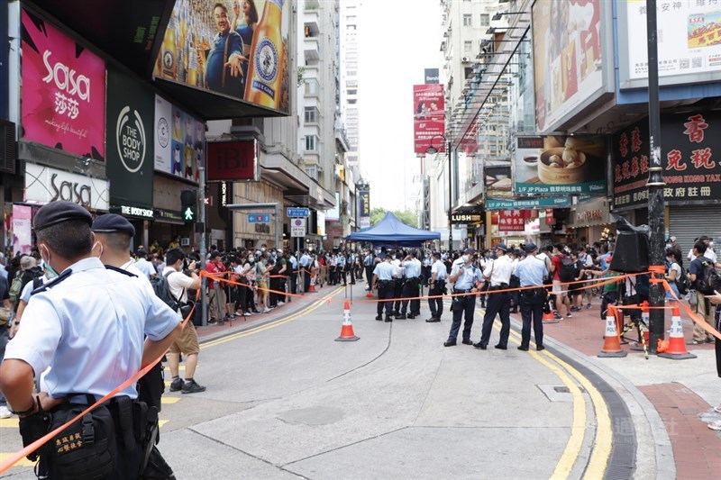 美國16日首度發布香港商業警示,警告在北京實施港區國安法、反外國制裁法後,在香港營運可能面臨商譽、財務甚至法律風險。圖為1日香港主權轉移24週年,警方在港島銅鑼灣一帶高度戒備。(中央社檔案照片)