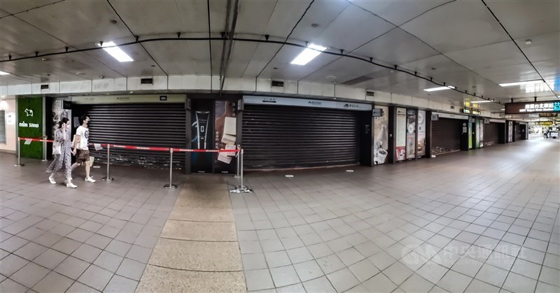 台北車站地下街累計6人確診,台北市長柯文哲17日表示,已安排K與Z區的PCR陰性者打疫苗。圖為16日多間店家拉下鐵捲門暫停營業。中央社記者鄭清元攝 110年7月16日