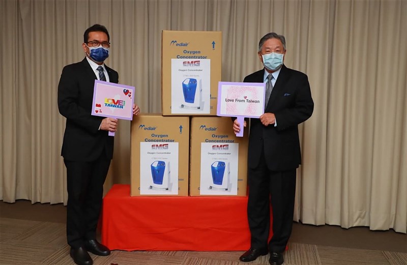 中華民國外交部緊急調撥200台製氧機援贈印尼,外交部政務次長田中光(右)14日在外交部主持援贈儀式,駐台北印尼經濟貿易代表處代表章溥帝(Budi Santoso)(左)出席。(外交部提供)