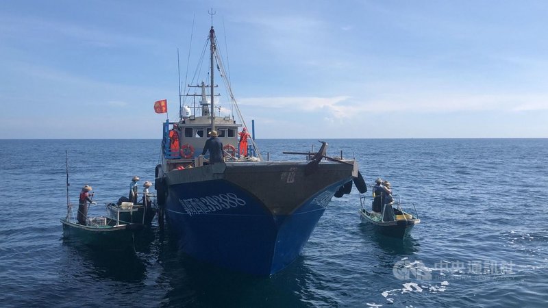 中國大陸籍漁船越界,干擾漁船作業,澎湖海巡隊16日在花嶼西南海域帶回「粵陽西漁39388」等母子船4艘,17日押返,依法查扣裁處。(澎湖海巡隊提供)中央社 110年7月17日