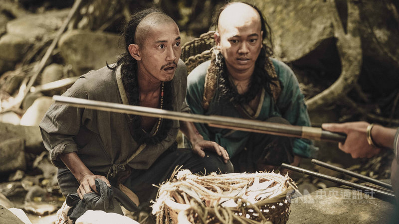 公視新劇「斯卡羅」改編自作家陳耀昌小說「傀儡花」,演員吳慷仁(左)劇中飾演社寮頭人「水仔」,為了生存周旋於閩、客、原民部落之間。為了貼近角色形象,吳慷仁半個月內逼自己減重11公斤,更曬黑皮膚。(公視提供)中央社記者王心妤傳真 110年7月17日