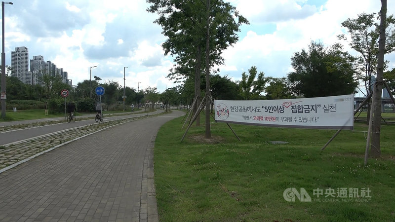韓國疫情升溫,首爾市等首都圈地區12日起實施最高等級第4階段社交距離規範,週末前往漢江公園運動踏青的人數驟減。中央社記者廖禹揚首爾攝 110年7月17日