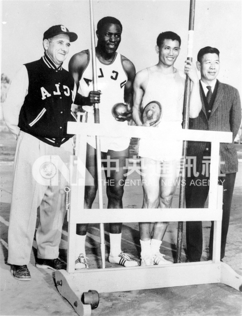 1960年十項運動競賽,強生(左2)以8392分贏得金牌,楊傳廣(左3)以58分之差飲恨拿下銀牌,不過這已是台灣史上首面奧運獎牌。圖為1960年楊傳廣與強生在加州大學運動場合影。(中央社檔案照片)