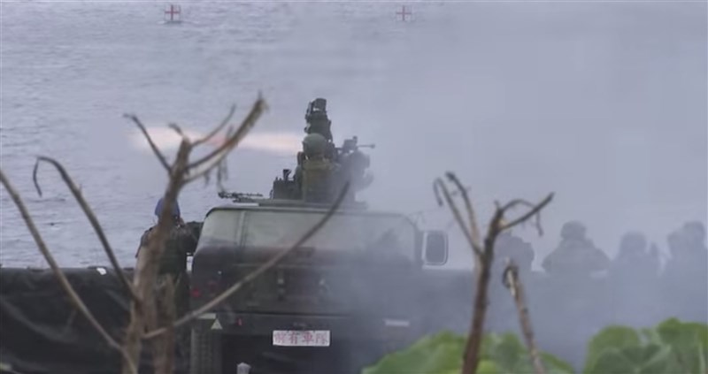 陸軍近日實施110年飛彈射擊操演,16日透過臉書公開相關影片。影片畫面可見火箭發射瞬間的火光及震撼,展現堅強戰力。(圖取自facebook.com/ROC.armyhq)