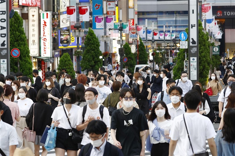 距離日本東京奧運開幕剩不到一週,但東京都17日新增1410例確診病例,已連續4天單日新增逾千例。圖為15日的新宿街頭。(共同社)