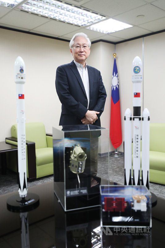歷經不到一年時間催生出太空發展法,科技部長吳政忠不攬功,強調是科技部同事、行政院與立法院支持,面對後續挑戰,他以接力賽比喻,希望將科技創新動能一棒棒接下去,傳遞給相關部會齊力推動。中央社記者裴禛攝 110年7月17日