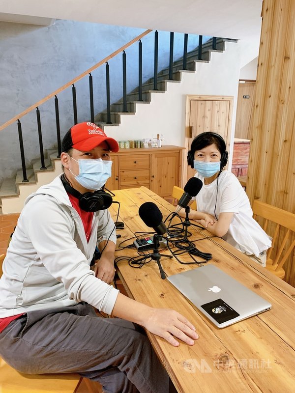 首部以馬祖為主題的Podcast節目上線,節目製作人傅承緯(左)為製作節目學習Podcast,每集節目邀請台灣在地工作者等分享在馬祖的生活、創業等過程。(傅承緯提供)中央社記者邱筠馬祖傳真 110年7月17日