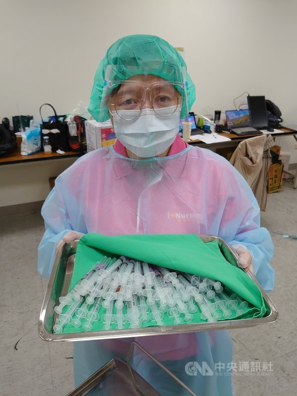 中央疫苗預約系統預約對象16日開打,高雄醫學大學附設中和紀念醫院接種6656人次,創下單日新高。(高醫提供)中央社記者侯文婷傳真 110年7月17日