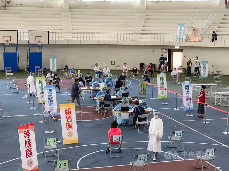 根據高雄市政府客家事務委員會統計,美濃國中體育館接種站16日施打率達100%,17日造冊名單188人,實際施打人數198人,施打率更達105%。市府客委會主委楊瑞霞說,殘劑優先給有預約其他診所的65歲以上或施打順序第9類民眾施打,讓AZ疫苗開瓶無餘劑。(高雄市政府客家事務委員會提供)中央社記者蔡孟妤傳真 110年7月18日