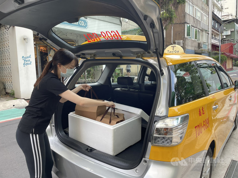 本土疫情衝擊下,餐廳禁止內用,收入大受影響。派車服務LINE TAXI和餐飲文化行銷顧問公司Foodie Amber首次跨產業合作,由專人專車將消費者訂購的明星主廚餐點直送到家。(Foodie Amber提供)中央社記者吳家豪傳真 110年7月18日