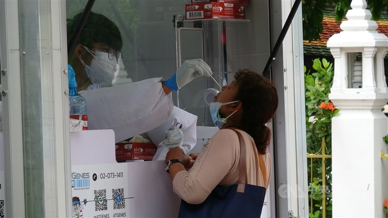 泰國4月爆發的第三波疫情沒有緩解跡象,大曼谷地區疫情尤其嚴峻,篩檢站的人潮不曾減少。中央社記者呂欣憓曼谷攝 110年7月18日