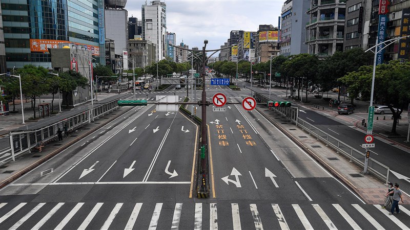 一張台北街頭三級警戒空無一人的畫面,震撼了遠居日本的牙醫三船文彰,決定請求政界好友協助,捐助台灣疫苗。(攝影:鄭清元)