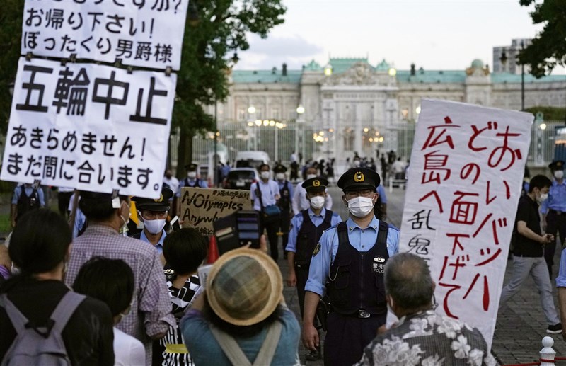 東京奧運暨帕運組織委員會(東奧組委會)18日晚間在東京舉行歡迎國際奧林匹克委員會(IOC)主席巴赫的宴會,場外約有30人抗議示威。(共同社)