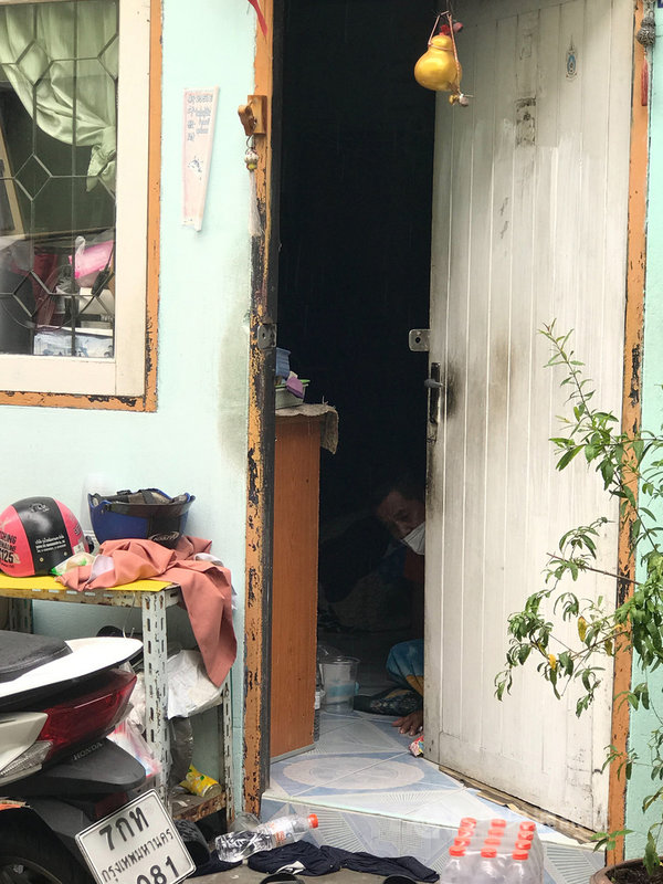泰國4月爆發的第三波疫情沒有緩解跡象,大曼谷地區疫情尤其嚴峻,病床數嚴重不足,許多確診的民眾沒有醫院可去,只能在家裡等待通知。中央社記者呂欣憓曼谷攝 110年7月18日