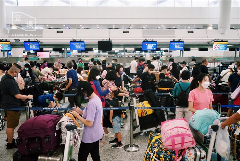 英國政府數度延長LOTR期限，最新一次延長的期限為7月19日，此後未再有新的變化，導致不少原本心存觀望的香港民眾，在上週趕辦赴英手續及搶訂機票。香港機場18日擠滿搭機人潮。（圖取自立場新聞）