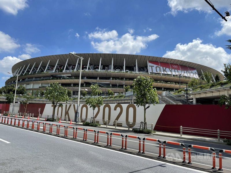 東京奧運將於23日登場,為確保比賽安全無虞,日本警察廳總計動員史上最大規模的近6萬警力投入維安,19日起主場館國立競技場(圖)周邊擴大管制。中央社記者楊明珠東京攝 110年7月19日