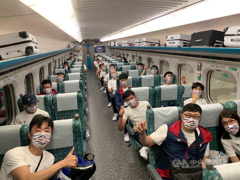 中華代表團19日搭機出征東京奧運,考量COVID-19疫情,代表團防疫措施全面升級,除了行李箱備妥防疫物資,還安排專車、高鐵專用車廂及包機,避免和其他旅客接觸。(國訓中心提供)中央社記者黃巧雯傳真 110年7月19日