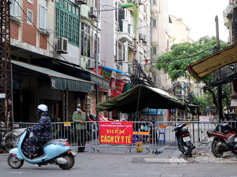 河內市36古街之一的魚露街在發現兩名感染源不明的確診病例後,有關單位隨後封鎖魚露街約300公尺的部分路段,並派員駐守不讓民眾闖入與靠近。中央社記者陳家倫河內攝 110年7月19日