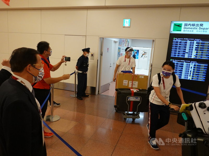 東京奧運23日開幕，中華代表團19日啟程赴日，傍晚抵達東京羽田機場，駐日代表謝長廷接機。圖為他歡迎代表團成員戴資穎等人抵達的情況。中央社記者楊明珠東京攝  110年7月19日