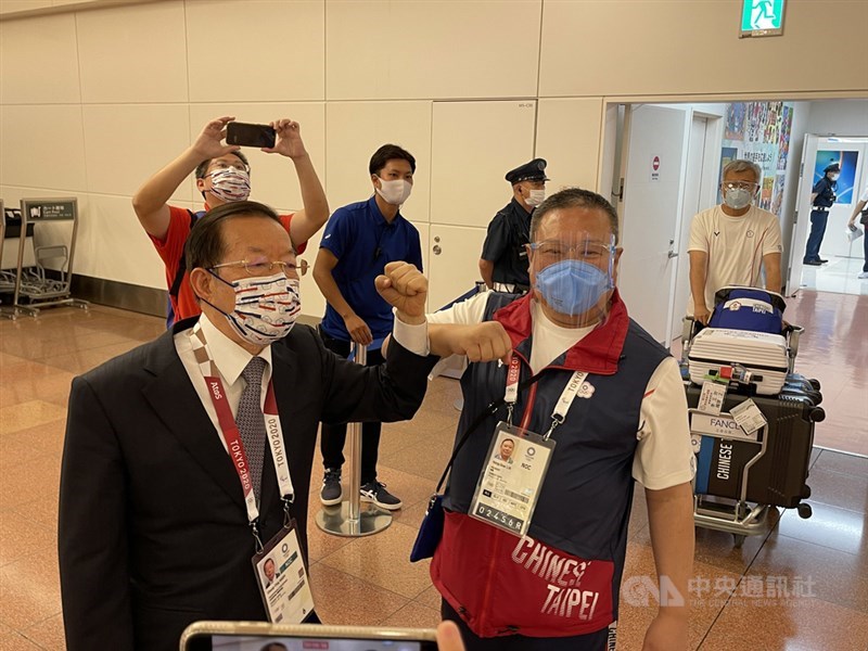 駐日代表謝長廷(圖左)在羽田機場與中華奧會主席林鴻道互碰手臂,招呼加油打氣。中央社記者楊明珠東京攝 110年7月19日
