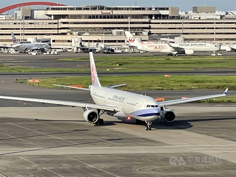 台灣選手搭乘華航班機19日下午抵達東京羽田機場,代表團在機場進行防疫及辦理入關相關作業順利,全團篩檢結果皆為陰性,已陸續搭乘大會專車前往選手村。中央社記者楊明珠東京攝 110年7月19日