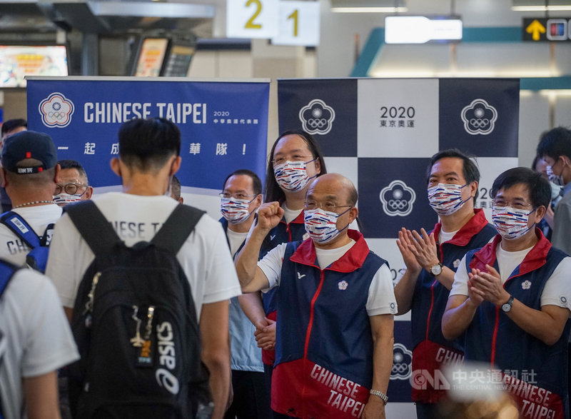 東京奧運中華代表團19日搭機前進日本,行政院長蘇貞昌(前排右2)上午在行政院政務委員唐鳳(後排右2)、發言人羅秉成(後排右1)、教育部長潘文忠(前排右1)等陪同下,到松山機場送機。中央社記者裴禛攝 110年7月19日