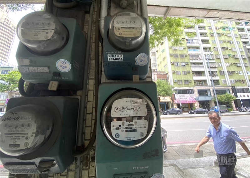 針對用戶反映6月帳單仍按夏月電價收費,台電表示,政院公布紓困4.0方案後,隨即展開收費調整作業,但部分帳單已完成寄送,才會出現夏月電價計費結果;差額將於下期帳單一併抵扣。(中央社檔案照片)