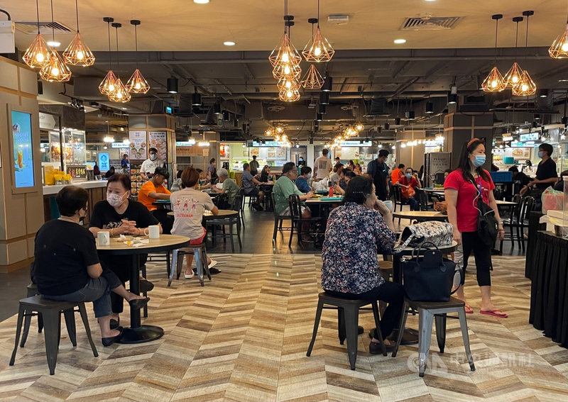 新加坡為防止本土疫情擴大,限縮餐飲店內用人數,小販中心、商場美食街原則上內用以2人一組為限。圖為當地一家商場的美食街。中央社記者侯姿瑩新加坡攝 110年7月19日
