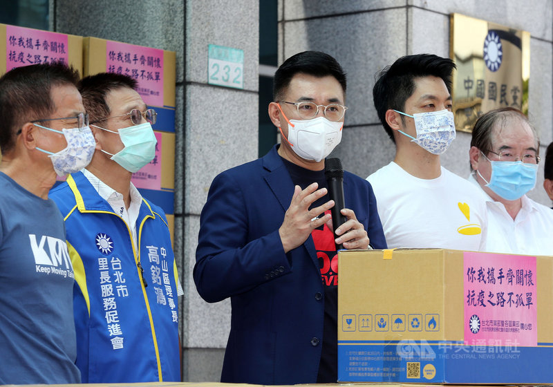 台北市長柯文哲拋出有意舉債買疫苗,國民黨主席江啟臣(中)19日表示,願與柯文哲一起去找總統蔡英文談,讓地方縣市能夠自主採購疫苗。中央社記者郭日曉攝 110年7月19日