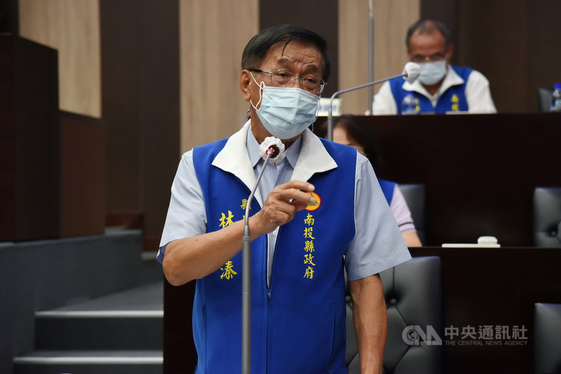 南投縣政府自籌經費擬自購80萬劑COVID-19疫苗,多名南投縣議員19日建議縣府將買疫苗經費轉作紓困或補貼受衝擊的弱勢家庭及產業,南投縣長林明溱(前)說,正研議相關紓困和產業振興方案。(南投縣政府提供)中央社記者蕭博陽南投縣傳真 110年7月19日