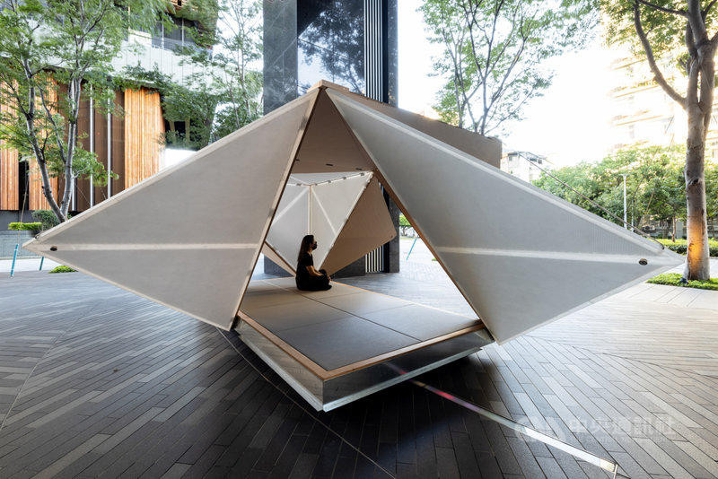 日本建築大師隈研吾為台灣個展創作全新戶外裝置作品「摺箱」,結構設計汲取日本傳統摺紙文化。(忠泰美術館提供)中央社記者葉冠吟傳真 110年7月19日