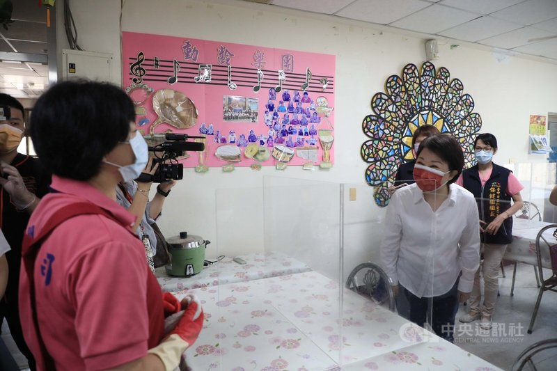 台中市長盧秀燕(前右)19日上午前往視察市立仁愛之家附設日照中心各項環境清消工作,並關懷服務人員疫苗施打情形。中央社記者郝雪卿攝 110年7月19日