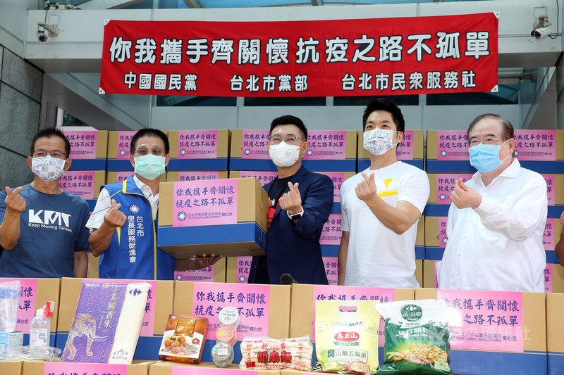 國民黨主席江啟臣(中)19日上午在國民黨中央黨部前出席由國民黨、國民黨台北市黨部及台北市民眾服務社所舉辦的福箱捐贈活動,與國民黨立委蔣萬安(右2)、賴士葆(左1)、秘書長李乾龍(右1)等人比出愛心手勢合影。中央社記者郭日曉攝 110年7月19日