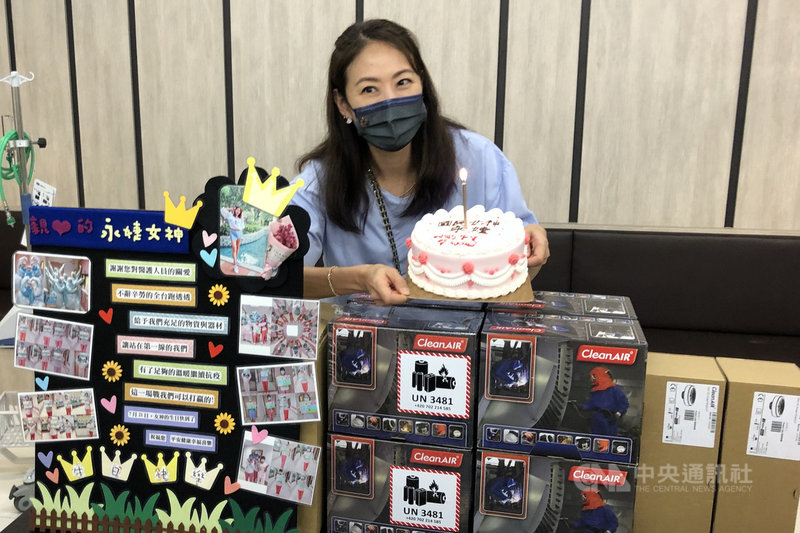 藝人賈永婕(圖)19日先後造訪台南5家醫院,捐贈高流量氧氣鼻導管全配系統等設備,奇美醫學中心醫護人員得知賈永婕生日快到,特地準備蛋糕為她提前慶生。中央社記者楊思瑞攝 110年7月19日