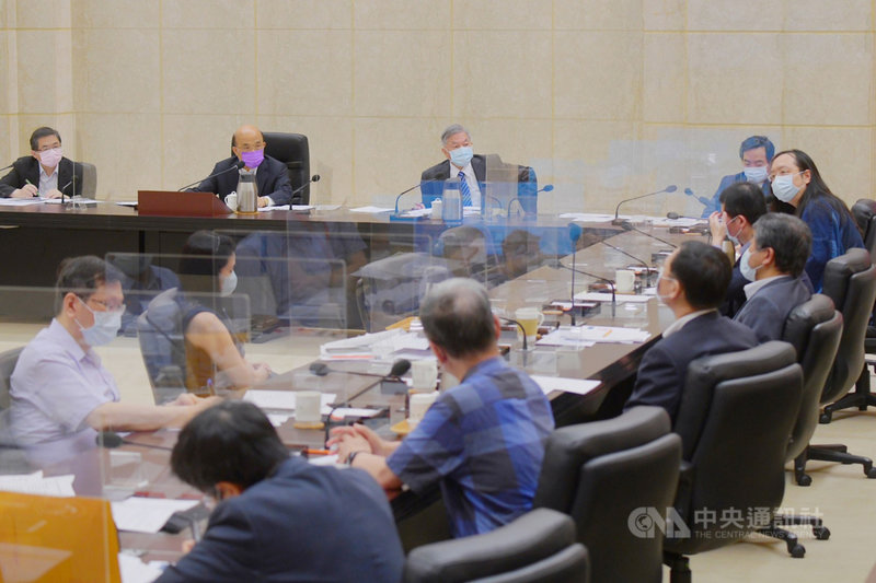 行政院長蘇貞昌(後左2)19日召開擴大防疫會議時表示,全球疫情持續升溫,邊境管制仍須嚴格執行;台灣疫情朝好的方向發展,但不能掉以輕心,未來管制即使降級,也應循序漸進。(行政院提供)中央社記者陳俊華傳真 110年7月19日